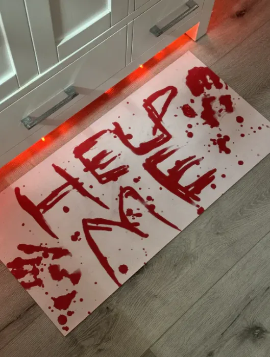 Looks Like a Murder Scene! Blood-Red Color Changing Mat
